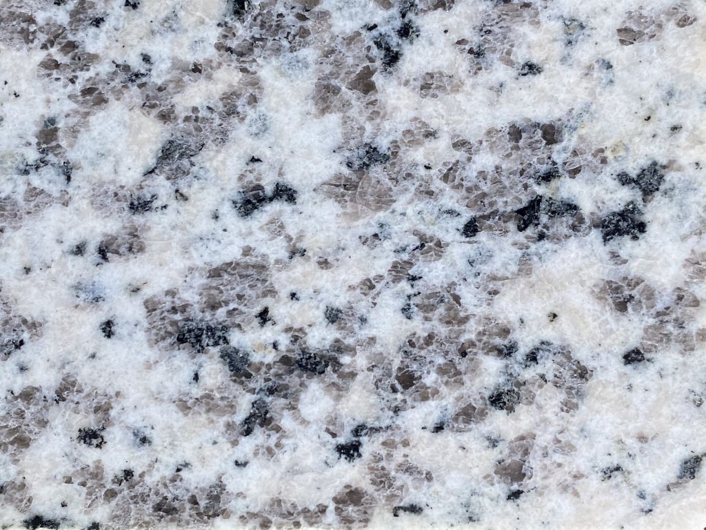 Fashionable Tiger Skin White Granite Stone Slabs and Countertops